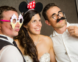 Balint Szigeti with wedding guests in the photobox | myway selfie-box